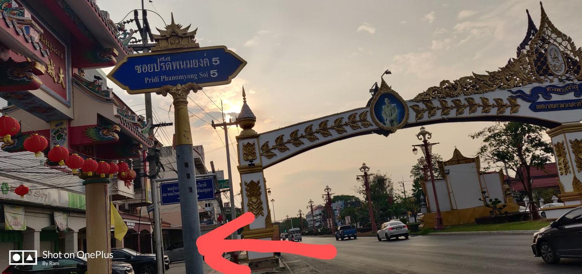 V House Hotell Phra Nakhon Si Ayutthaya Exteriör bild