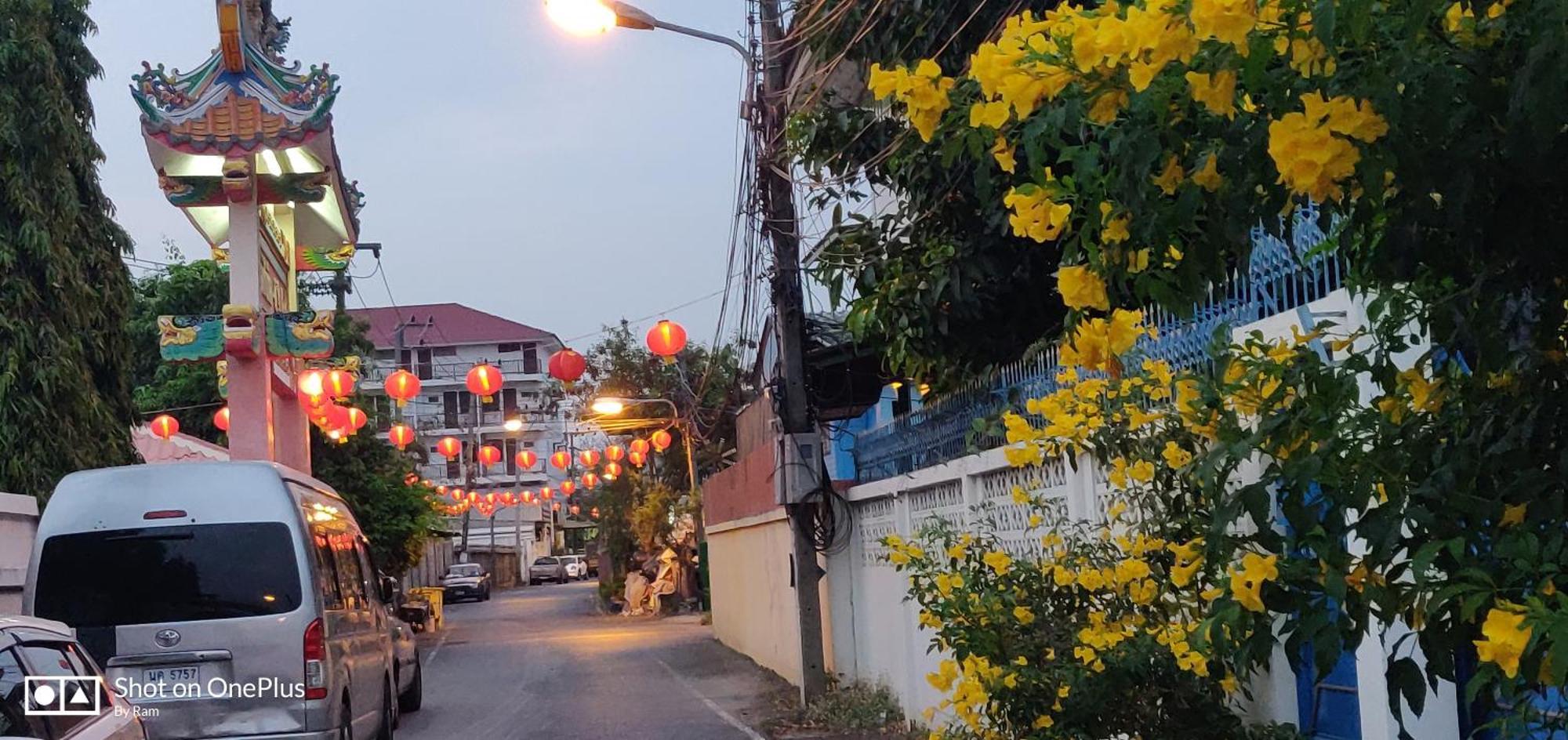 V House Hotell Phra Nakhon Si Ayutthaya Exteriör bild