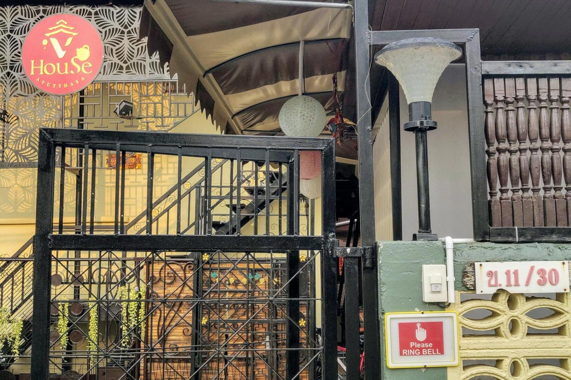 V House Hotell Phra Nakhon Si Ayutthaya Exteriör bild