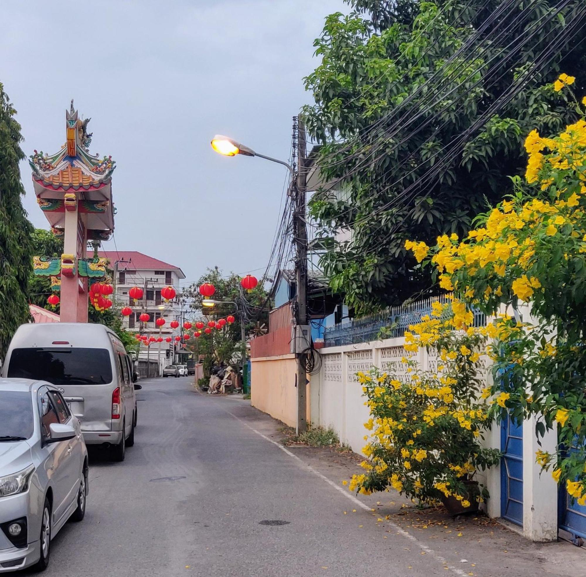 V House Hotell Phra Nakhon Si Ayutthaya Exteriör bild