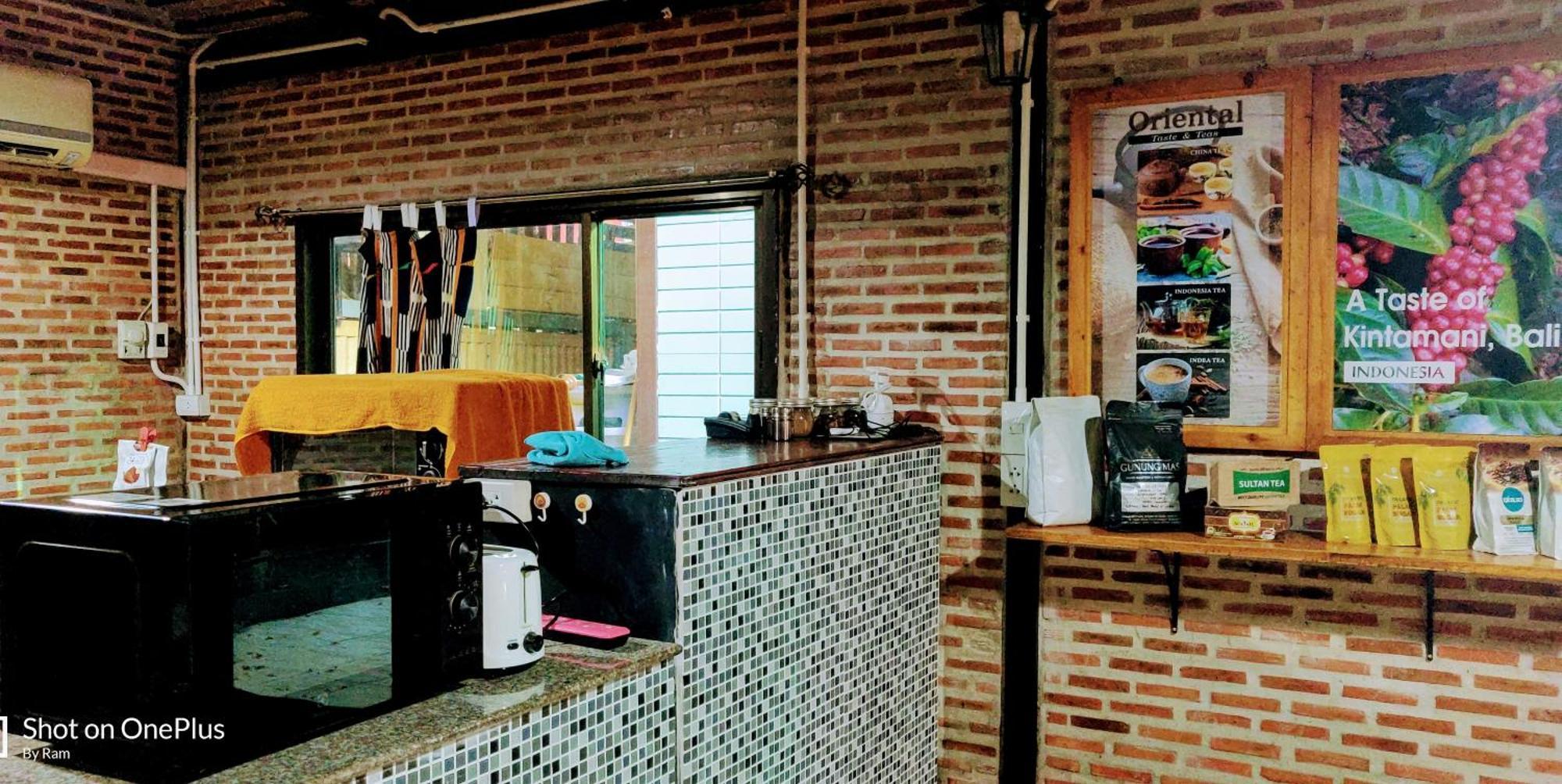 V House Hotell Phra Nakhon Si Ayutthaya Exteriör bild