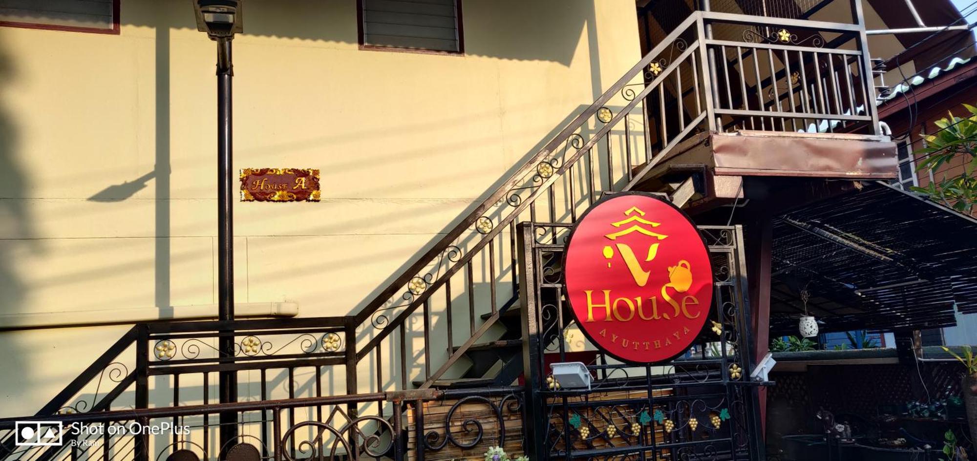 V House Hotell Phra Nakhon Si Ayutthaya Exteriör bild