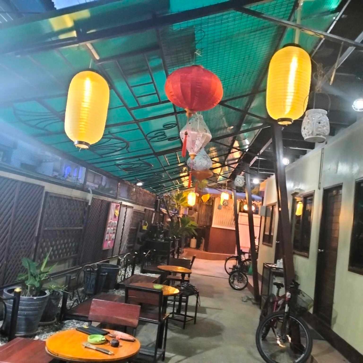 V House Hotell Phra Nakhon Si Ayutthaya Exteriör bild