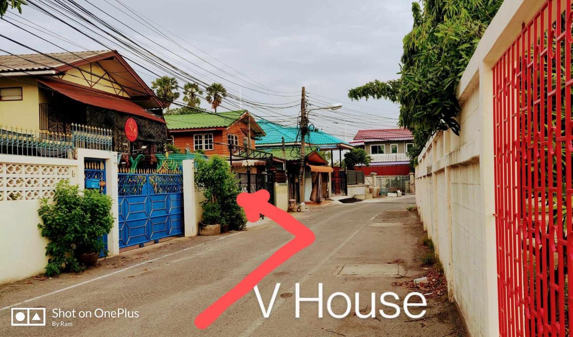 V House Hotell Phra Nakhon Si Ayutthaya Exteriör bild